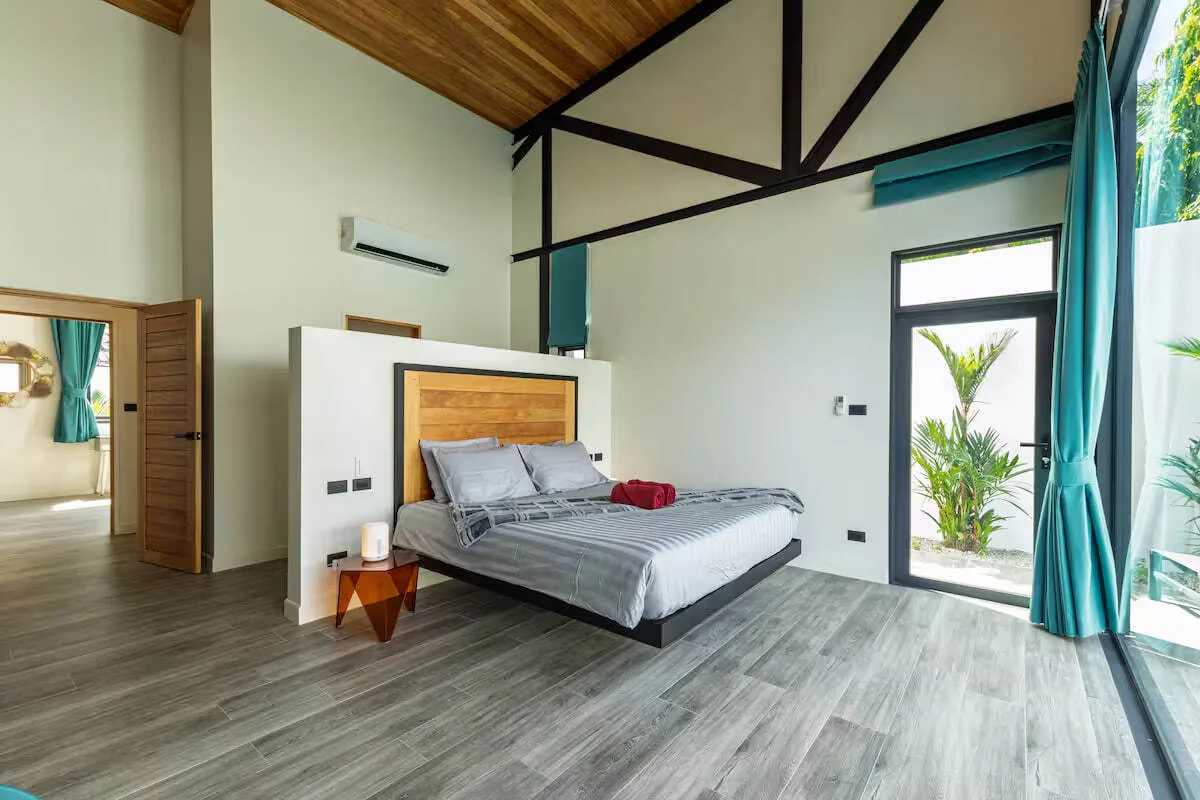 Funky Villa, Раваи — спальня с выходом к бассейну