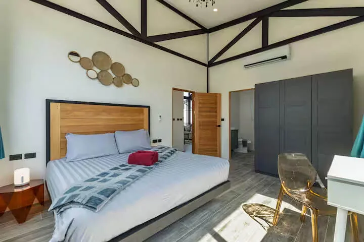 Funky Villa, Раваи — спальня с рабочим столом