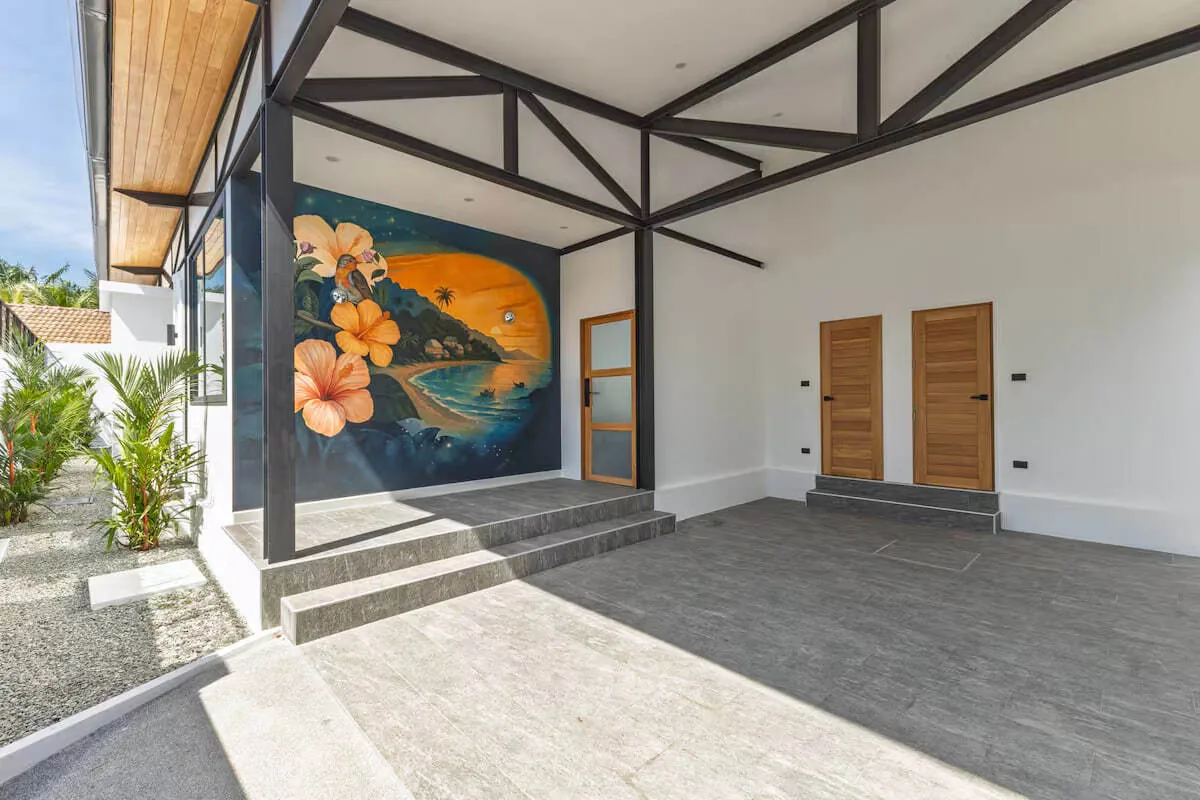 Funky Villa, Раваи — фреска у входа во двор