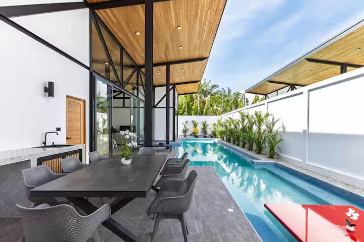 Funky Villa, Раваи — обеденный стол у бассейна