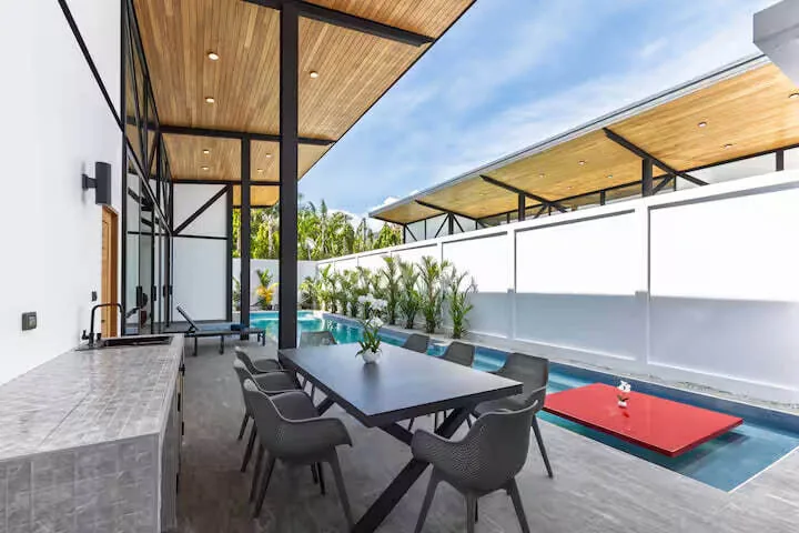 Funky Villa, Раваи — стол и бассейн под деревянным потолком