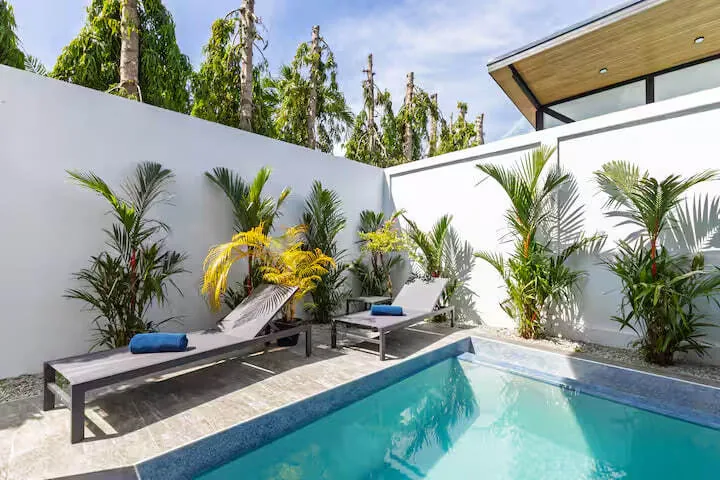 Funky Villa, Раваи — шезлонги у бассейна