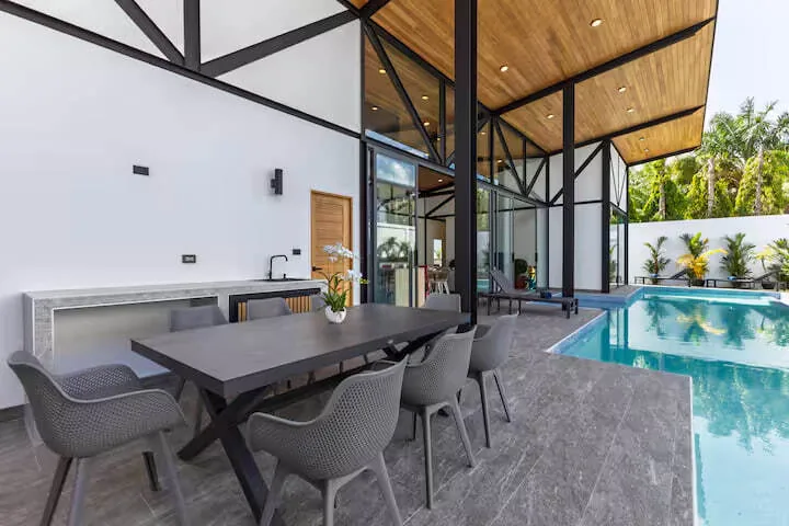 Funky Villa, Раваи — обеденная зона на террасе