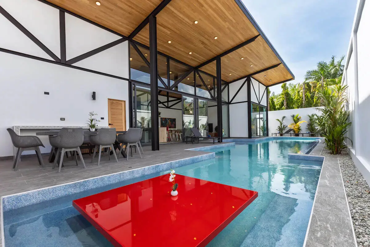Funky Villa, Раваи — бассейн и обеденная зона под навесом