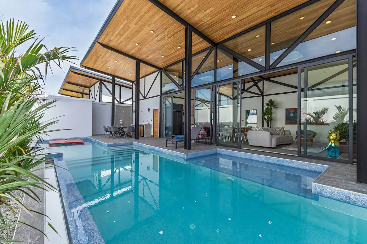 Funky Villa, Раваи — бассейн и панорамные двери гостиной
