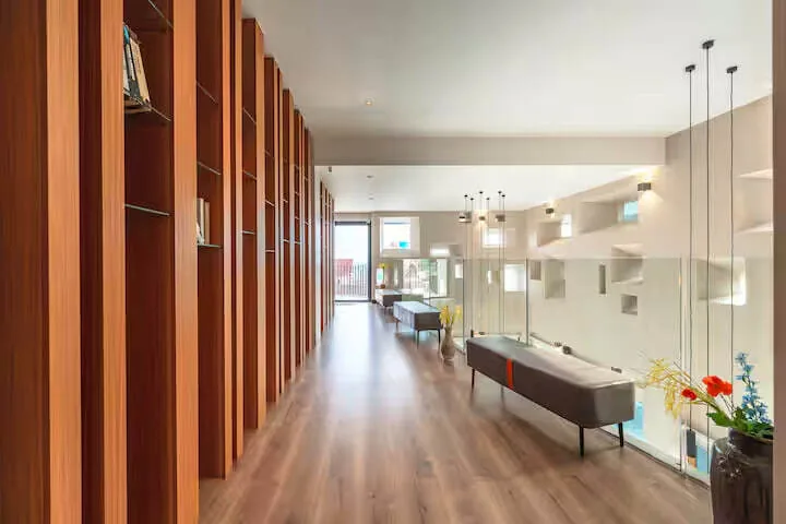 Villa Skywalker, Раваи — коридор с деревянными панелями