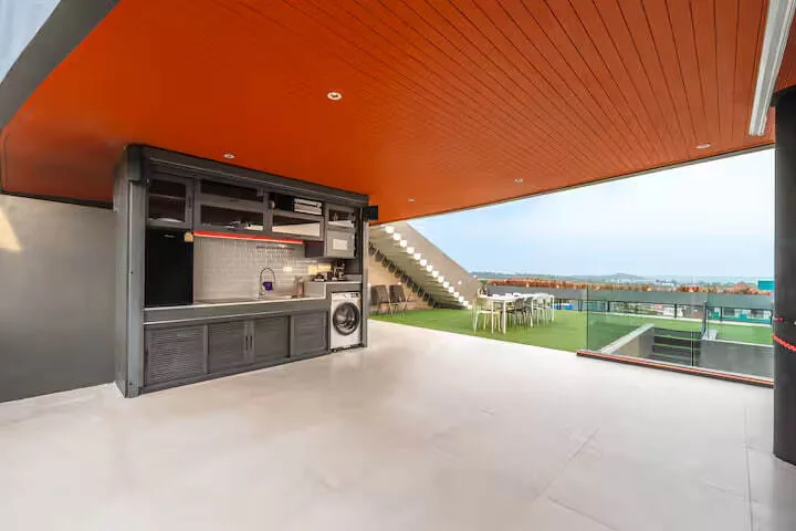 Villa Skywalker, Раваи — летняя кухня и выход на газон