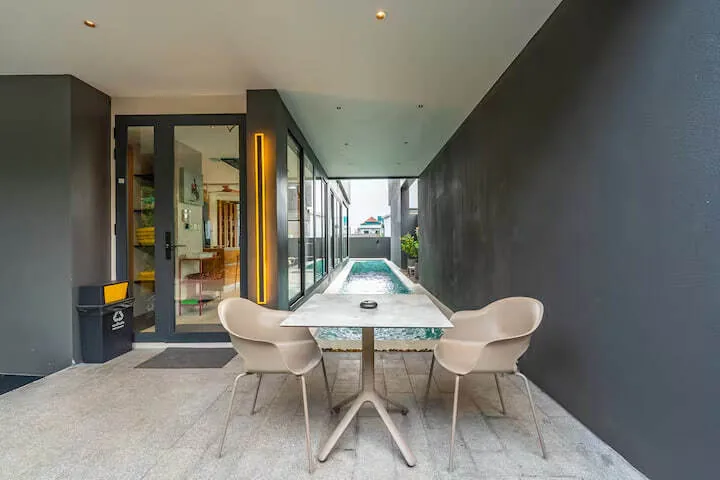 Villa Skywalker, Раваи — обеденный стол у бассейна
