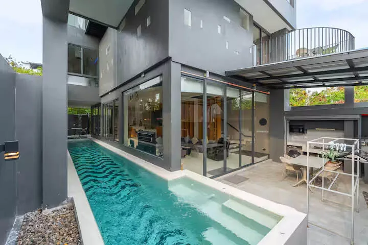 Villa Skywalker, Раваи — бассейн и фасад дома
