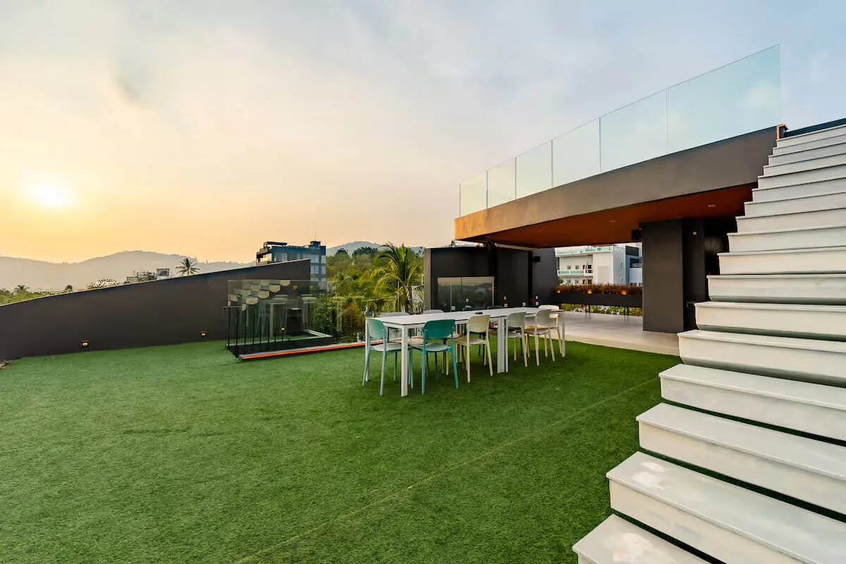 Villa Skywalker, Раваи — газон на крыше на закате