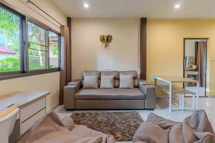 Tropical Private Bungalow, Раваи — гостиная с ковром и бинбэгами