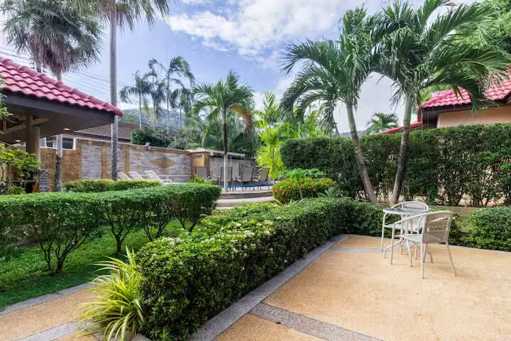 Tropical Private Bungalow, Раваи — патио со столиком в саду