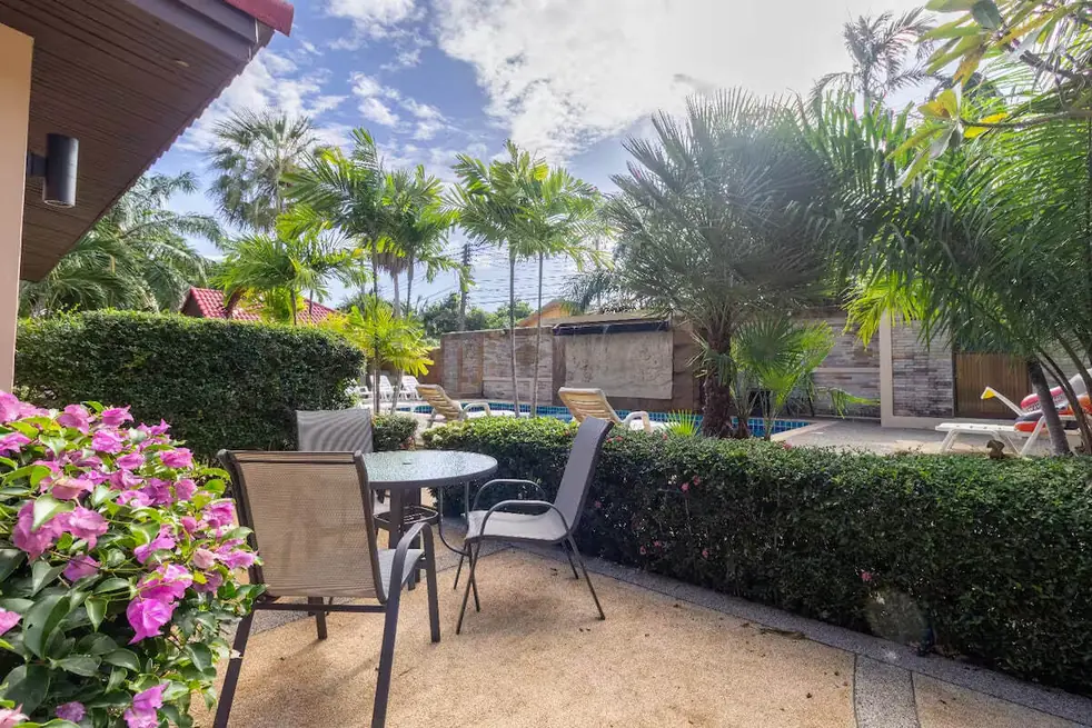 Tropical Private Bungalow, Раваи — патио среди бугенвиллей