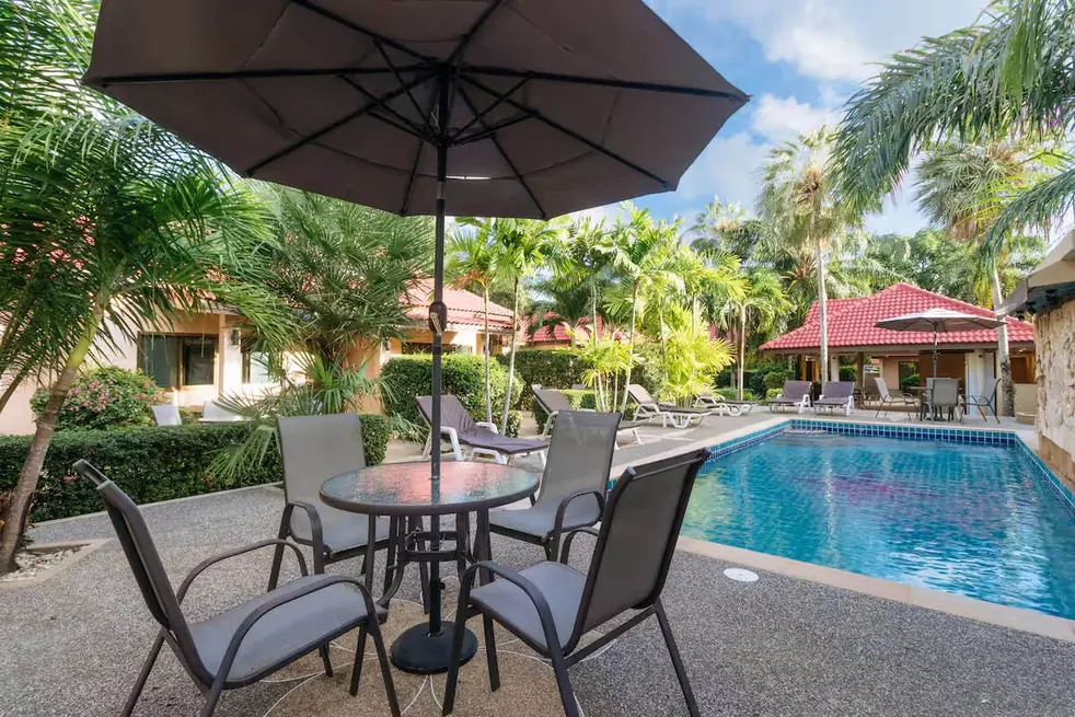 Tropical Private Bungalow, Раваи — столик у бассейна под зонтом