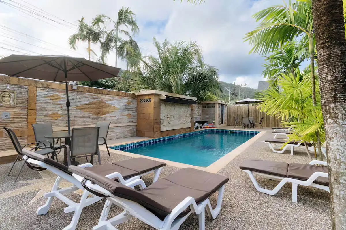 Tropical Private Bungalow, Раваи — бассейн и лежаки в тени пальм