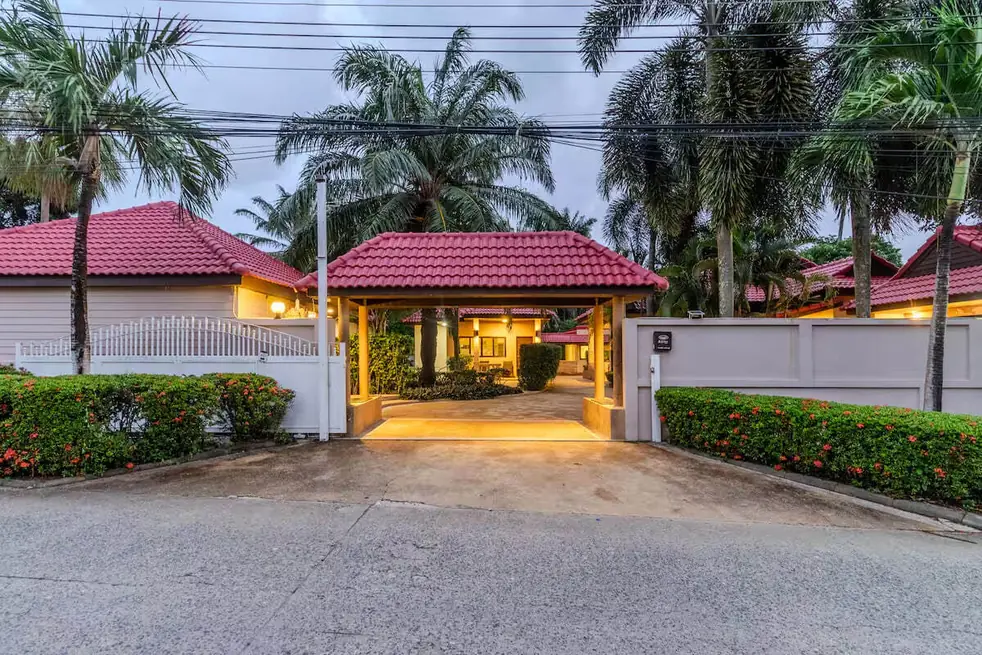 Tropical Private Bungalow, Раваи — въездной навес курорта вечером