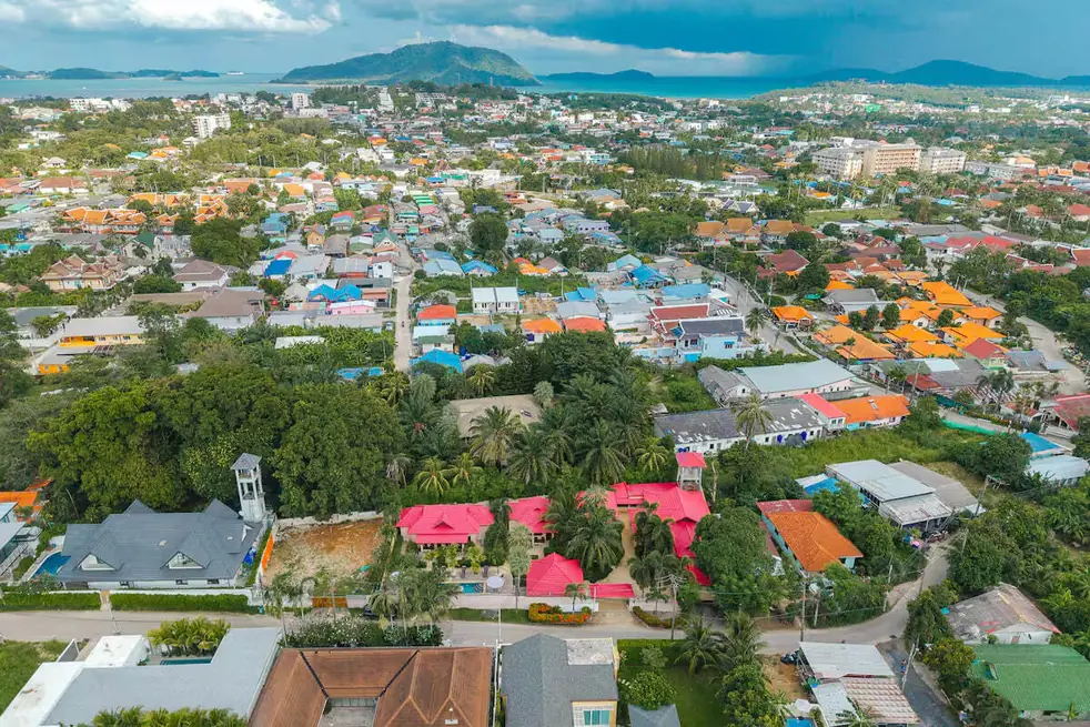 Tropical Private Bungalow, Раваи — вид на посёлок Раваи и залив