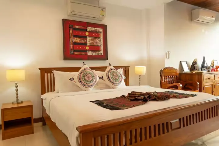 Coconut Palms Villa, Раваи — спальня с картиной и комодом