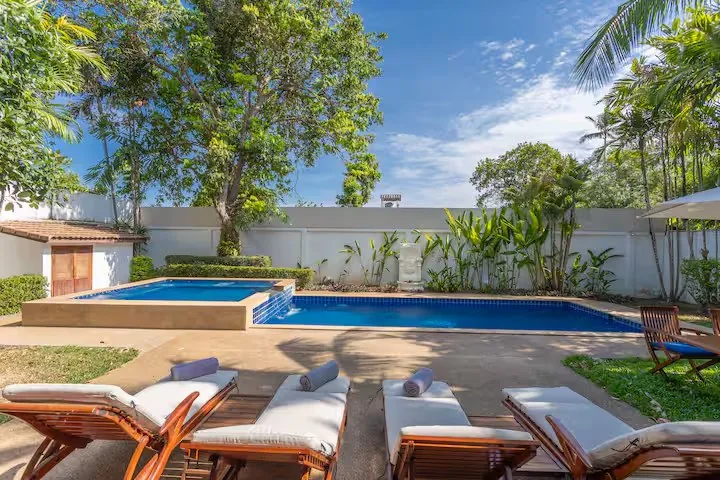 Coconut Palms Villa, Раваи — бассейн с шезлонгами днём