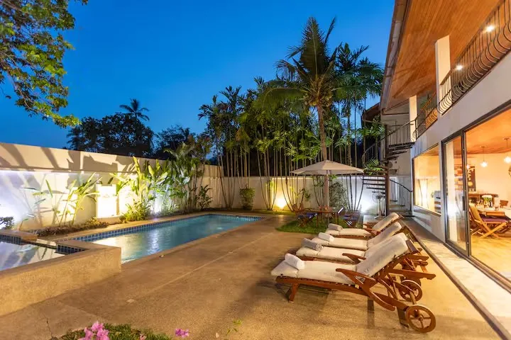 Coconut Palms Villa, Раваи — бассейн и подсвеченная вилла в сумерках