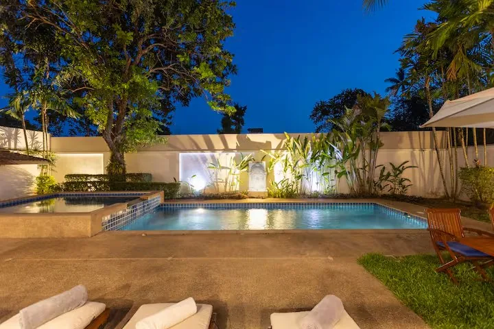 Coconut Palms Villa, Раваи — бассейн и газон вечером
