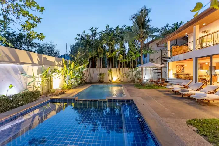 Coconut Palms Villa, Раваи — бассейн вдоль дома в синий час