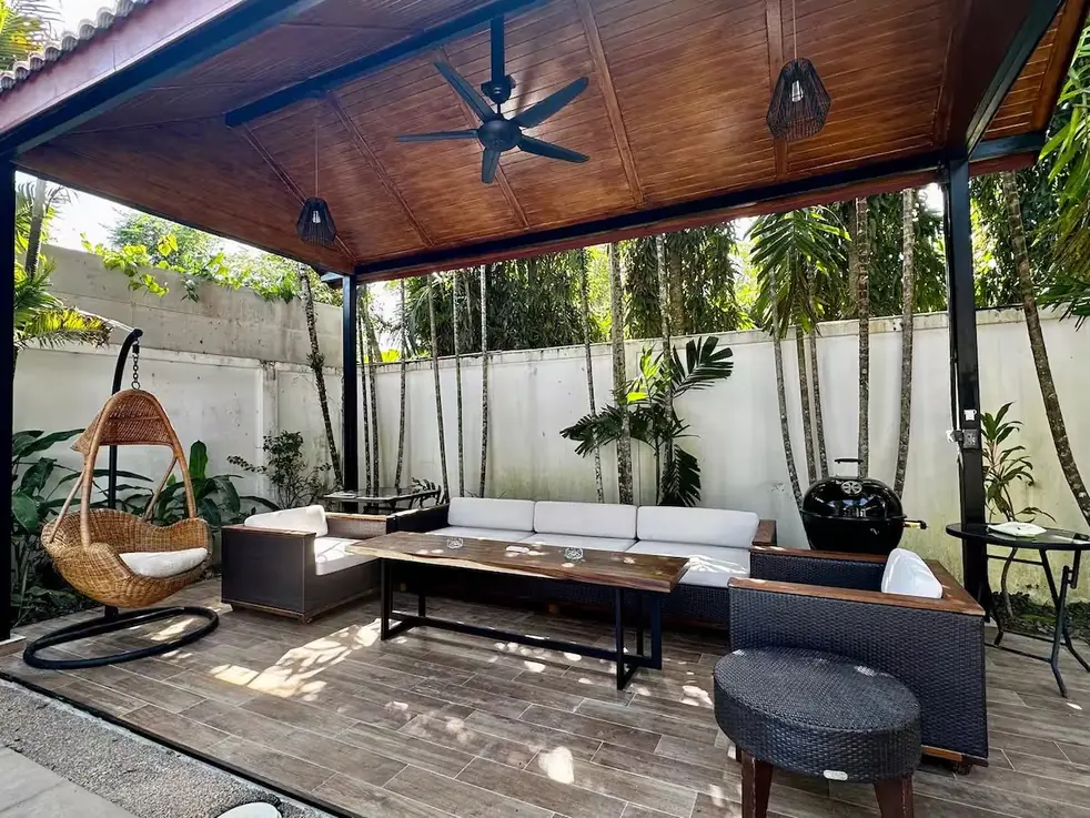 Coconut Palms Villa, Раваи — лаунж с креслом-качелей под навесом