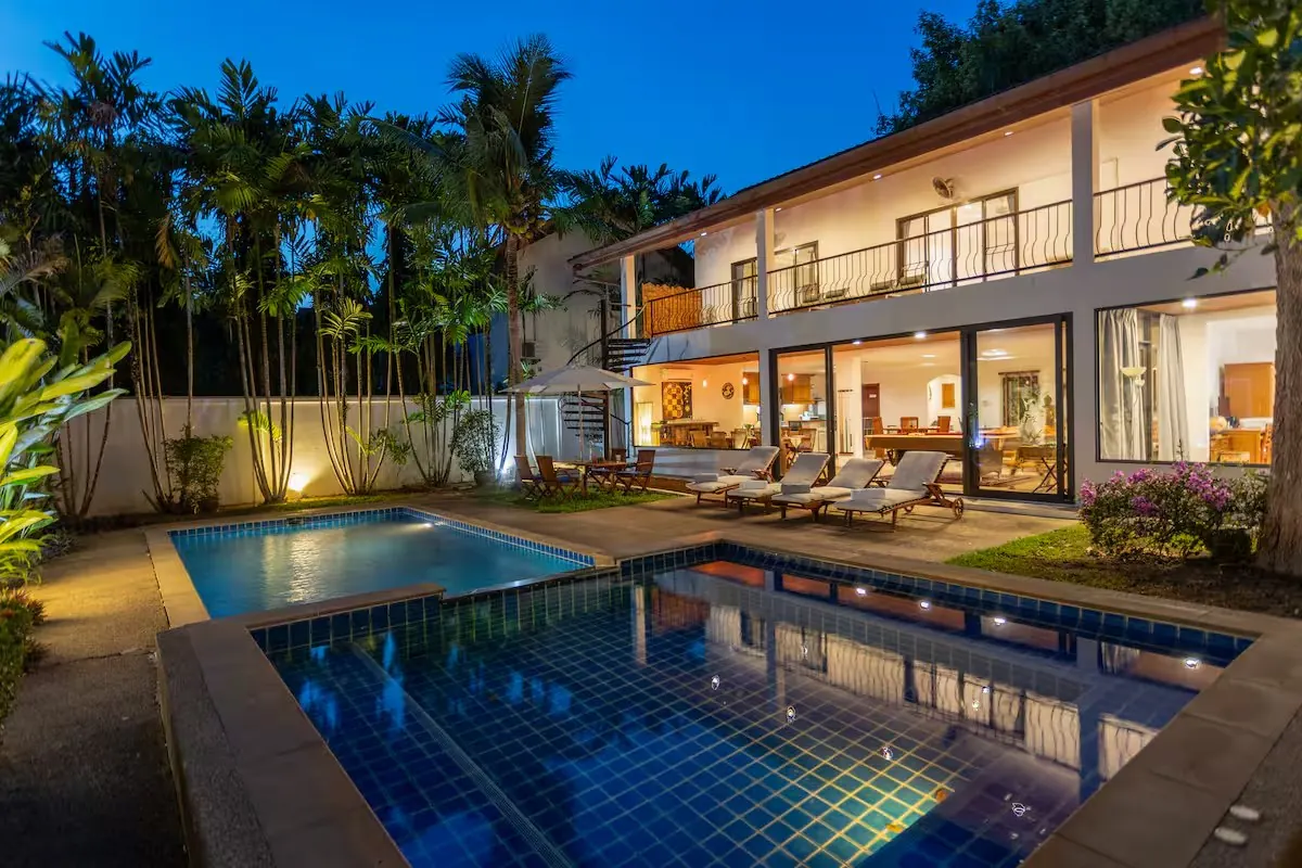 Coconut Palms Villa, Раваи — вилла и бассейн вечером
