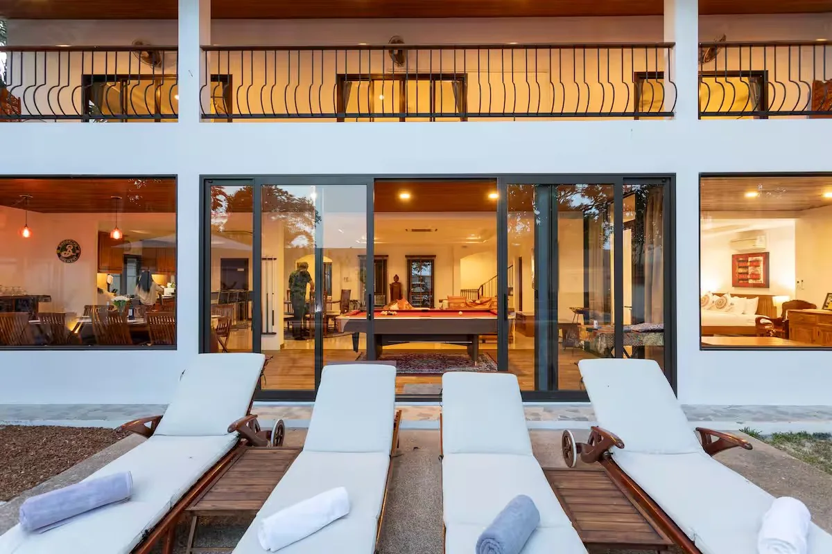 Coconut Palms Villa, Раваи — шезлонги у бассейна