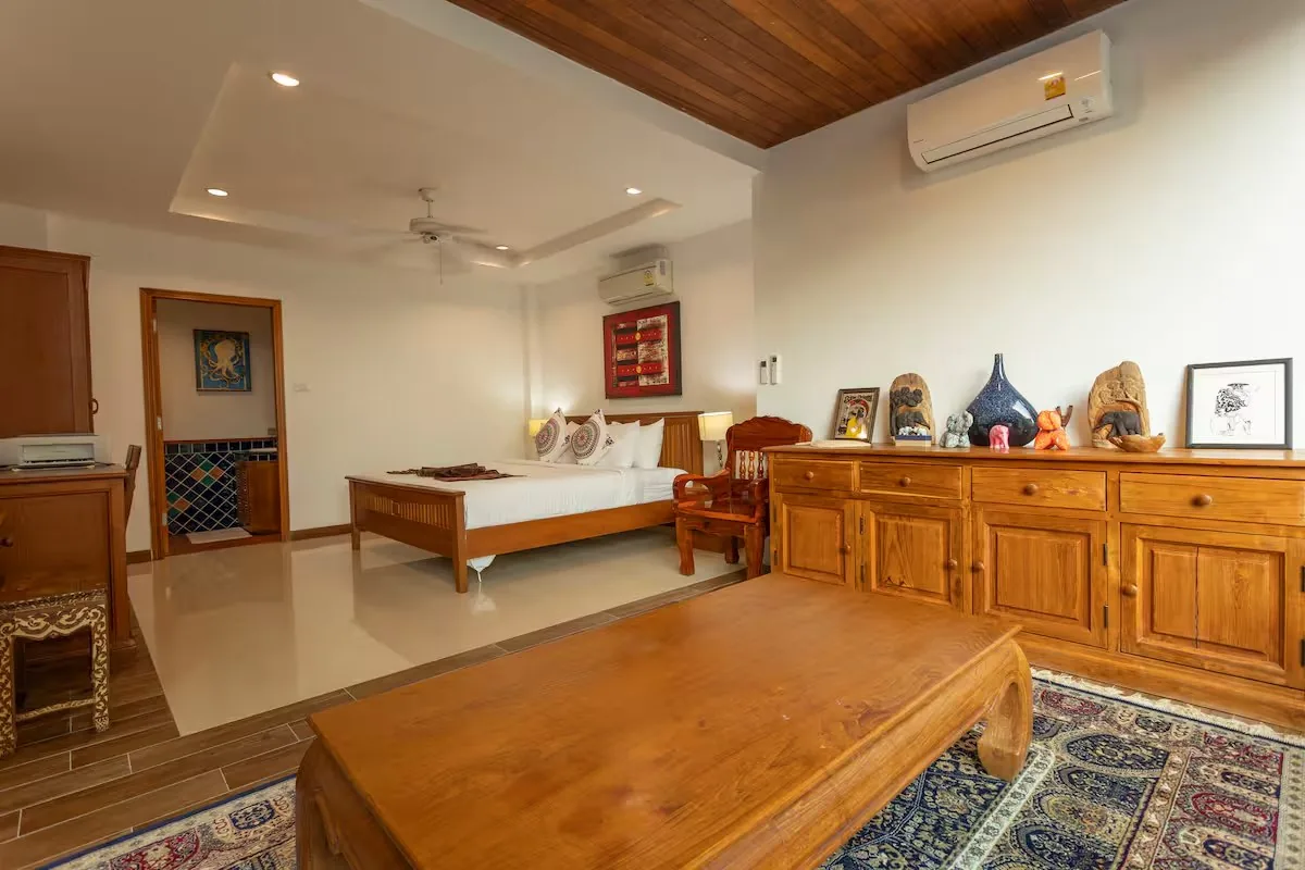 Coconut Palms Villa, Раваи — спальня с деревянной скамьёй и ковром