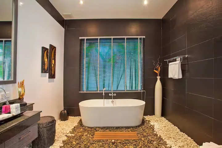 Villa Atoosa, Раваи — санузел с отдельно стоящей ванной