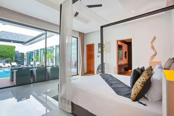 Villa Atoosa, Раваи — спальня с выходом к бассейну