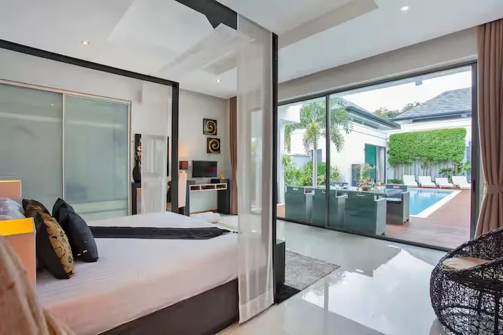 Villa Atoosa, Раваи — спальня с балдахином и панорамной дверью