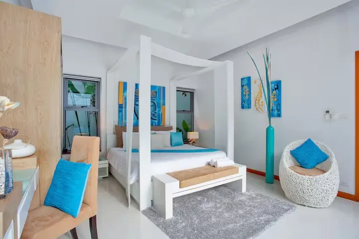 Villa Atoosa, Раваи — спальня с бирюзовыми акцентами