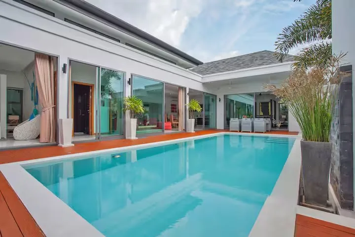 Villa Atoosa, Раваи — бассейн и крытая терраса днём