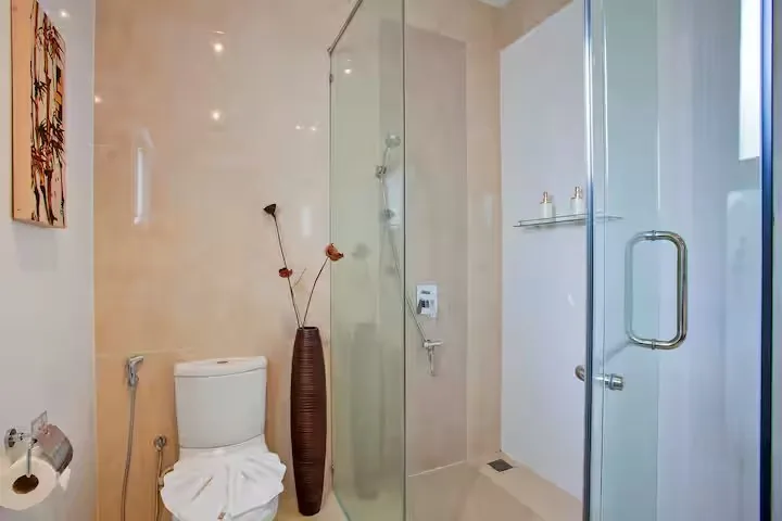 Villa Atoosa, Раваи — санузел с душевой за стеклом