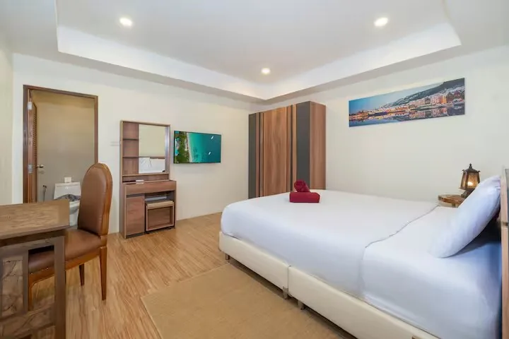 Villa Mangosteen, Раваи — спальня с рабочим столом и зеркалом