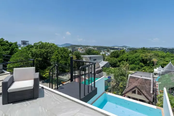 Villa Mangosteen, Раваи — бассейн на кровле и вид на посёлок