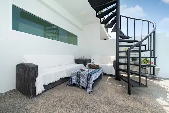 Villa Mangosteen, Раваи — диван и лестница на кровле