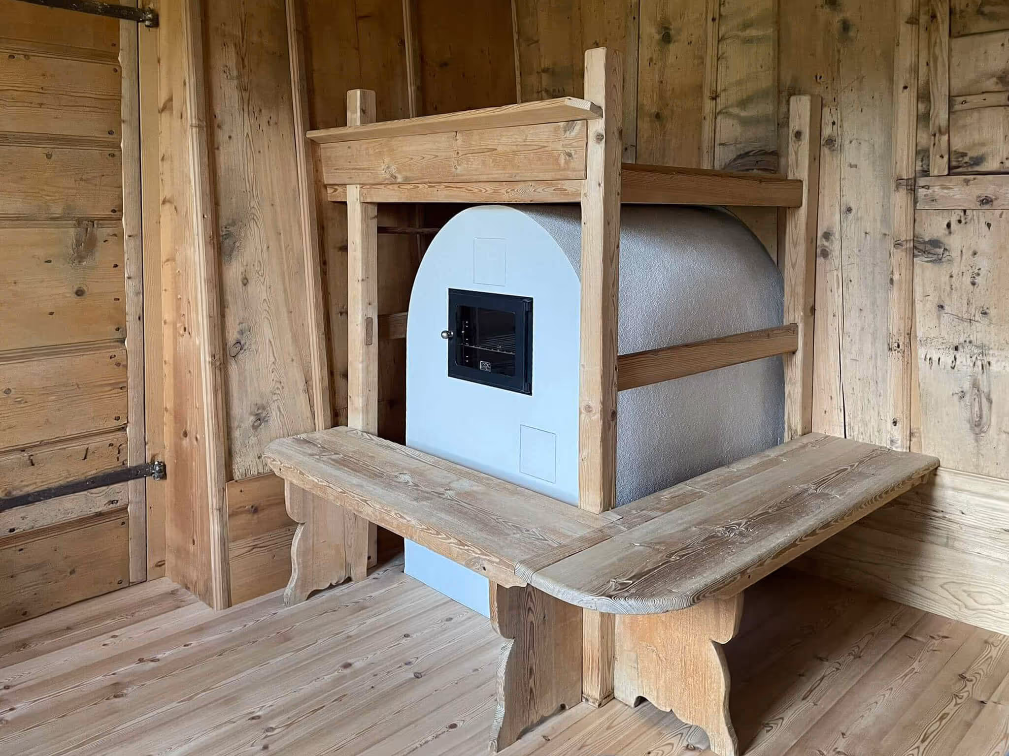 Traditioneller Bauernofen mit Backrohr und Ofenbrücke