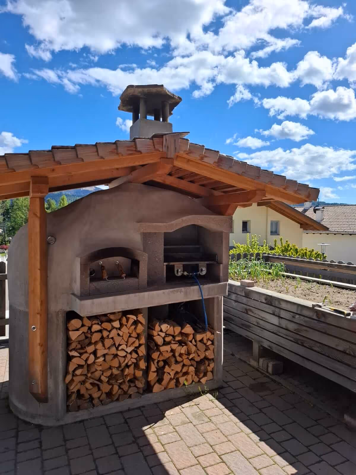 Gartengrill; Robuste, gemauerte Grilleinheit für den Außenbereich