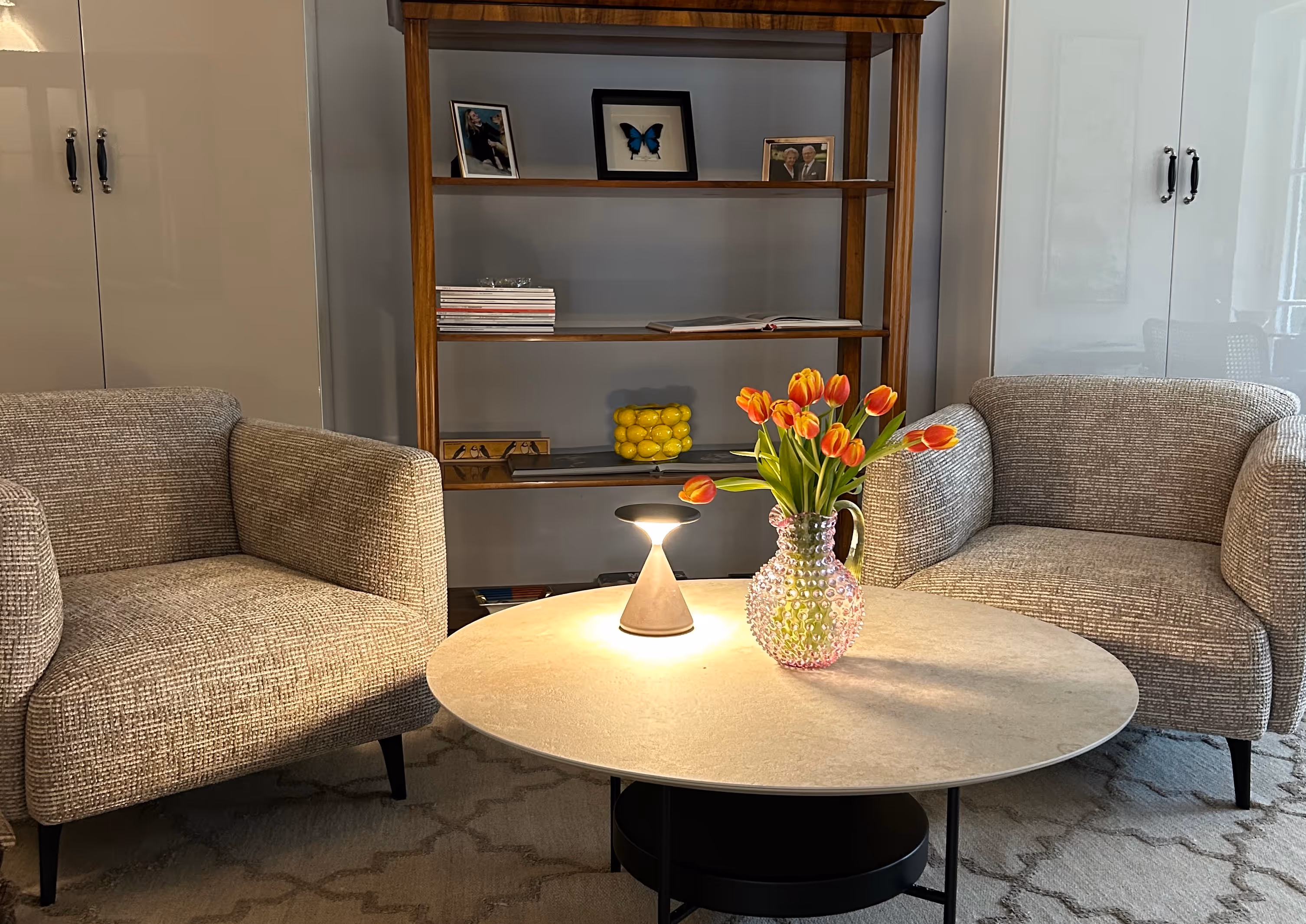 Einladende Sitzecke mit Blumen und warmem Licht in der Therapiepraxis.