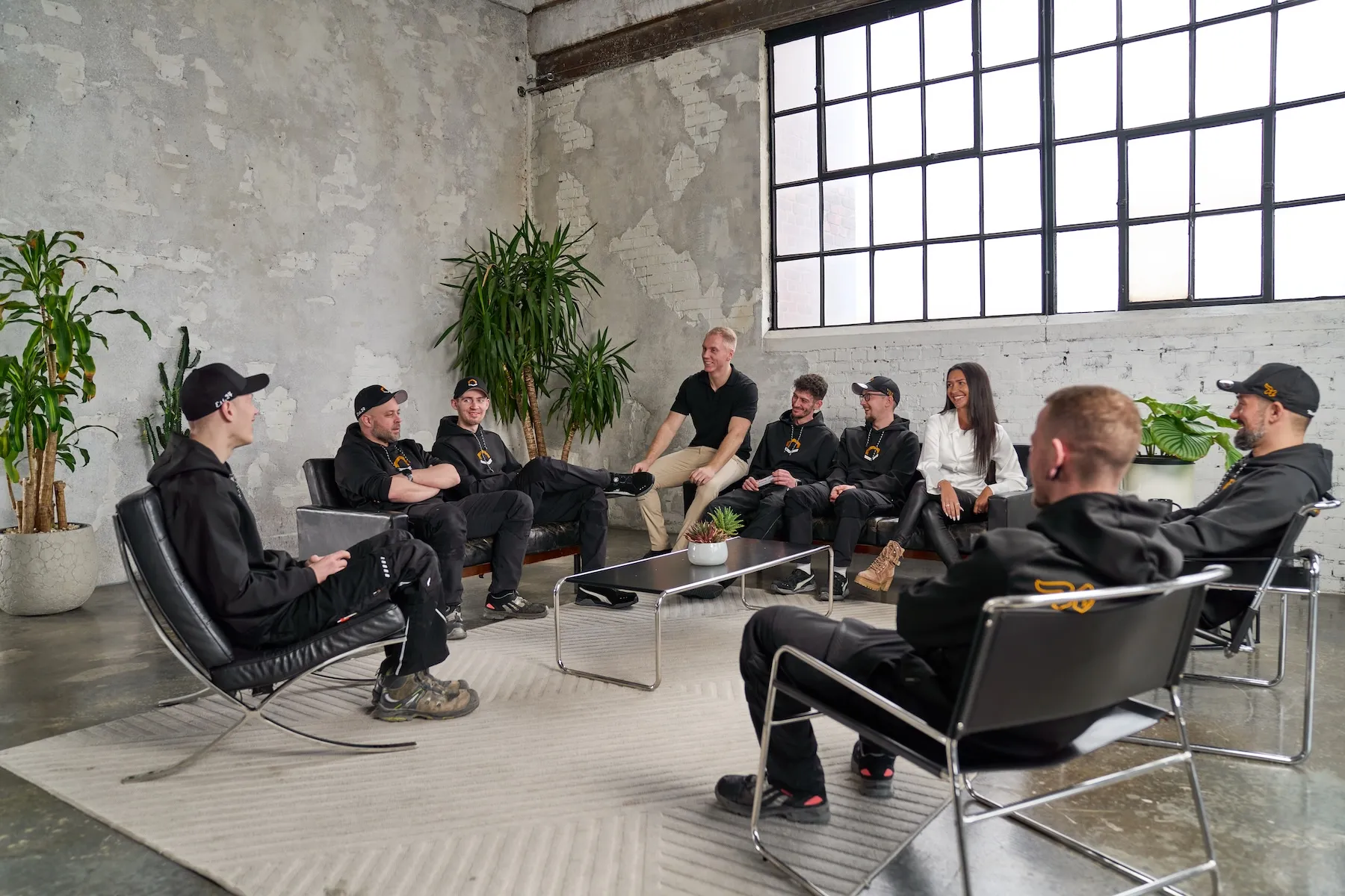 Northoff Crew sitzen im Office