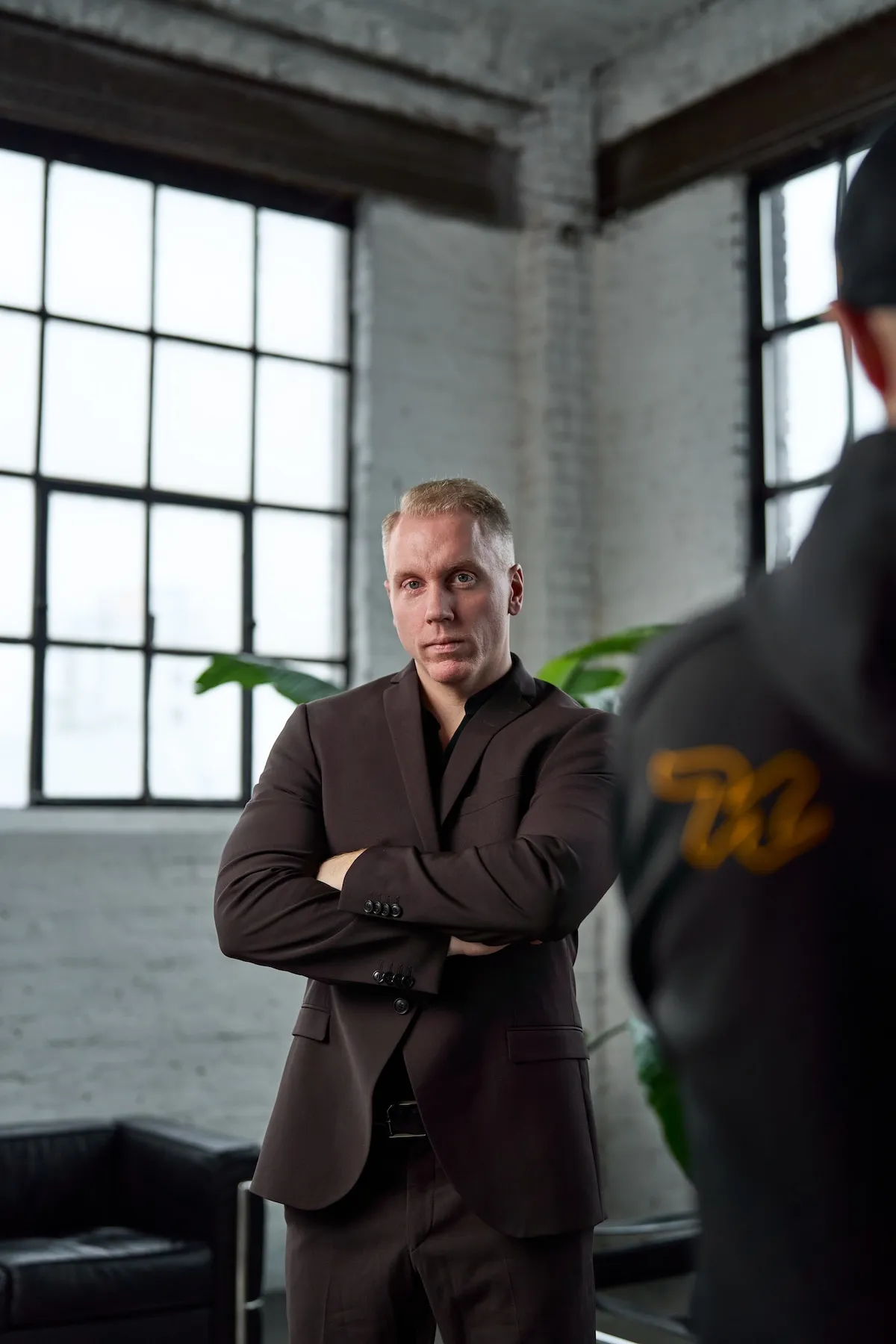 Christian im Anzug, Arme verschrenkt