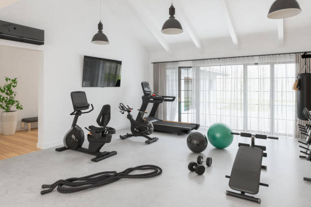 Home gym setup with fitness equipment for men’s home exercise plans