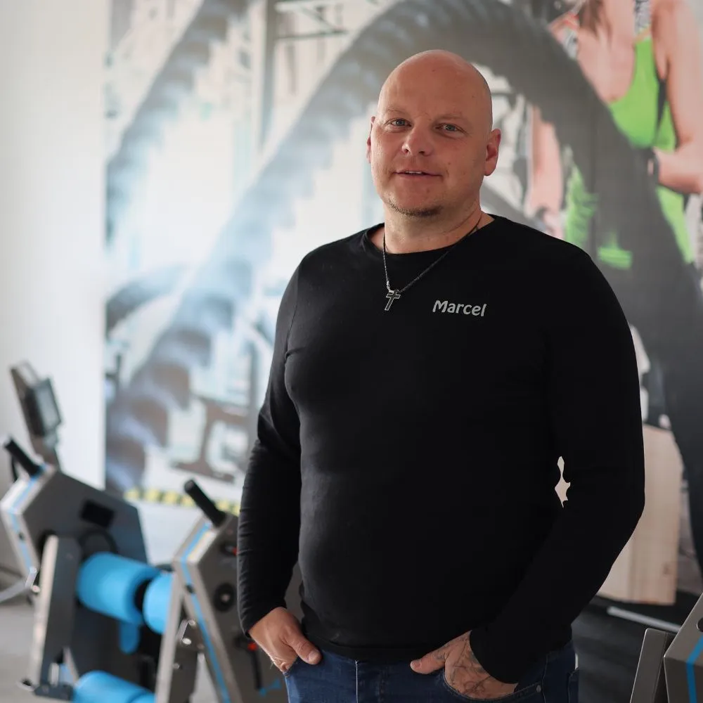 Marcel Houplon steht im Behandlungsraum von der Physiotherapie Breitscheid