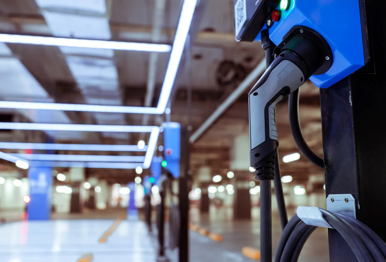 Ladestation für Elektrofahrzeuge in einer modernen Tiefgarage