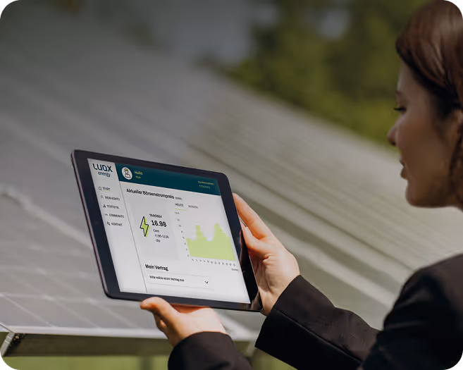 Solaranlage und Frau mit Tablet