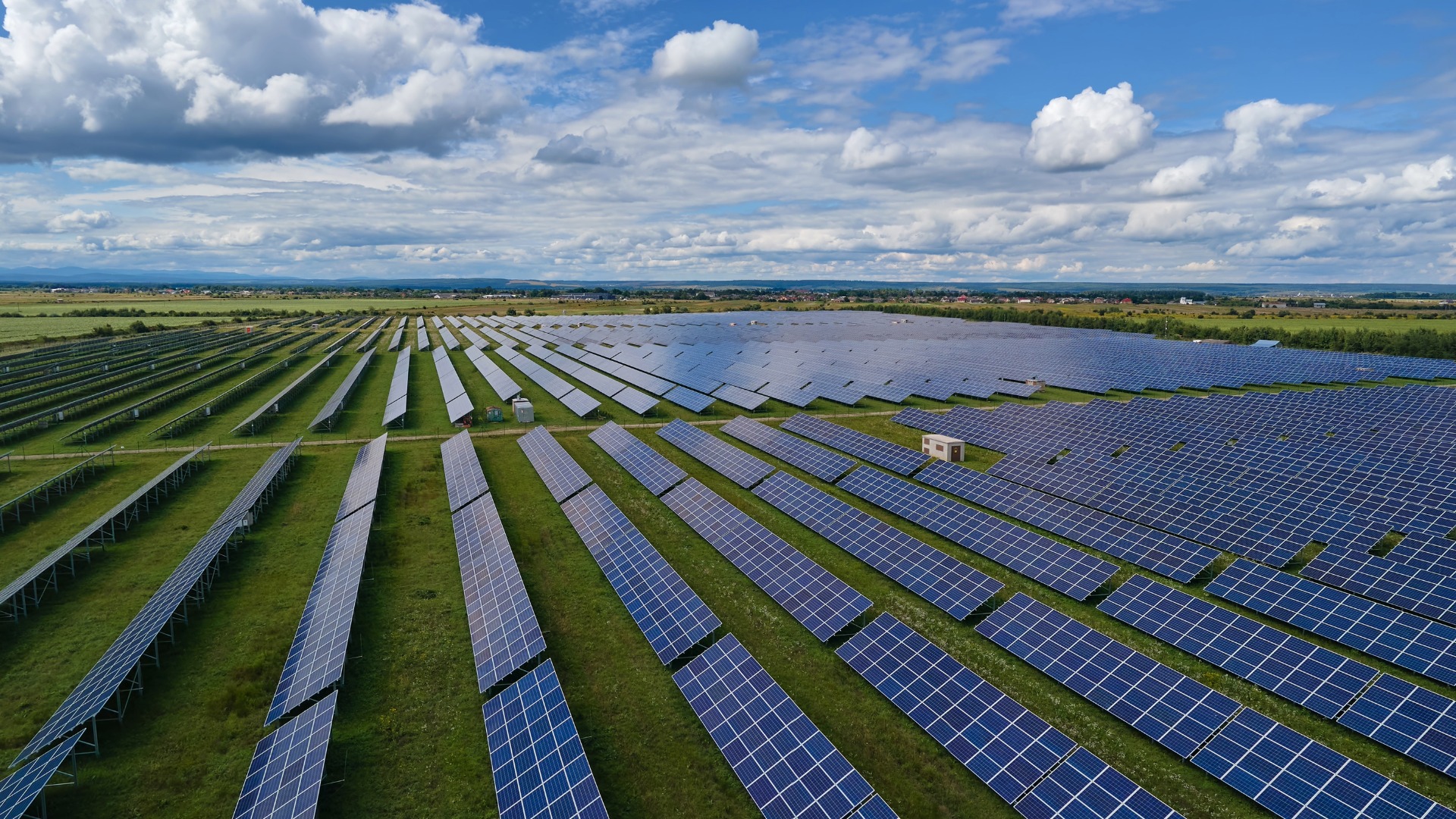 PV Freiflächenanlage unter blauem Himmel