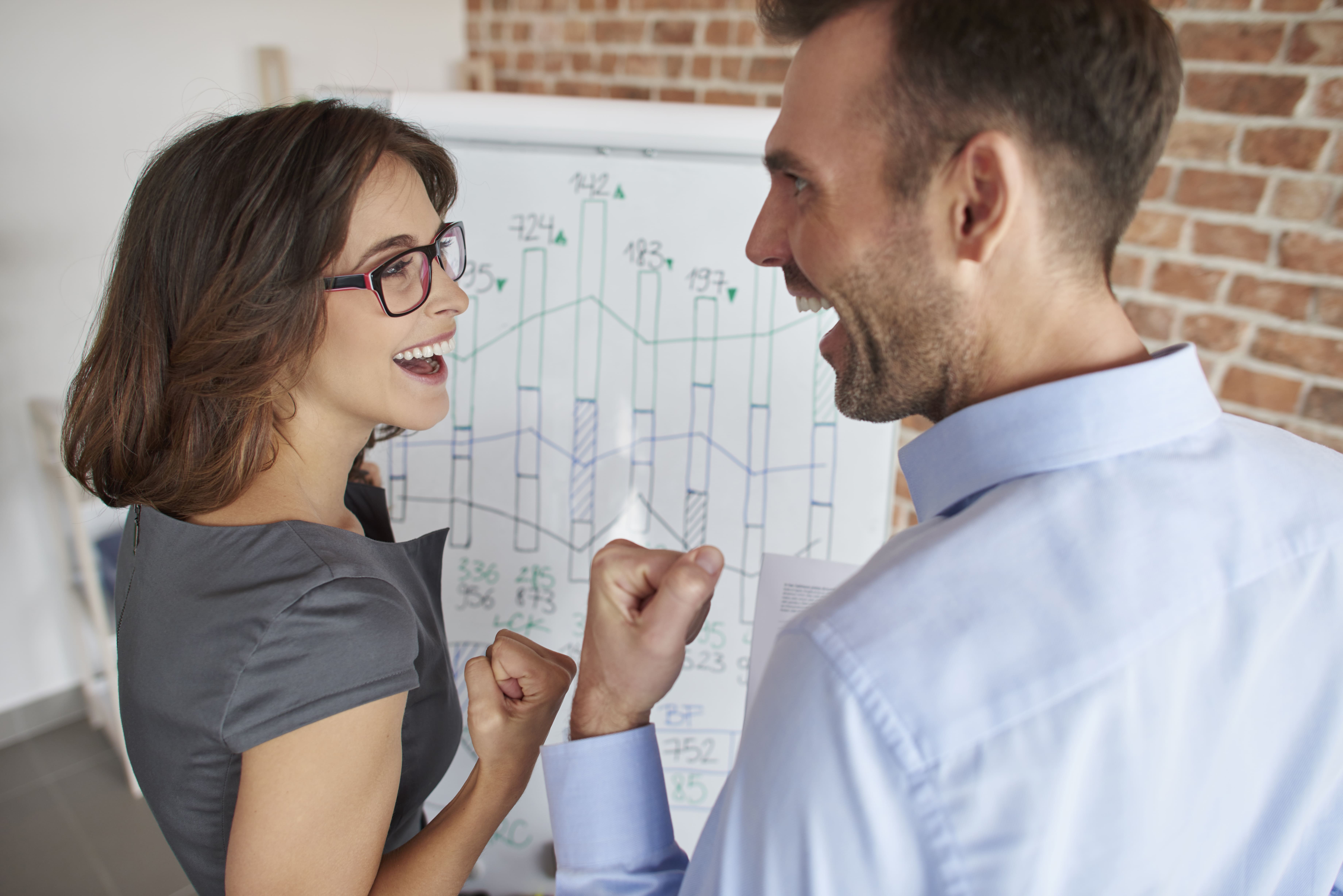 Gros plan sur des personnes travaillant ensemble au bureau, concentrées sur leurs tâches
